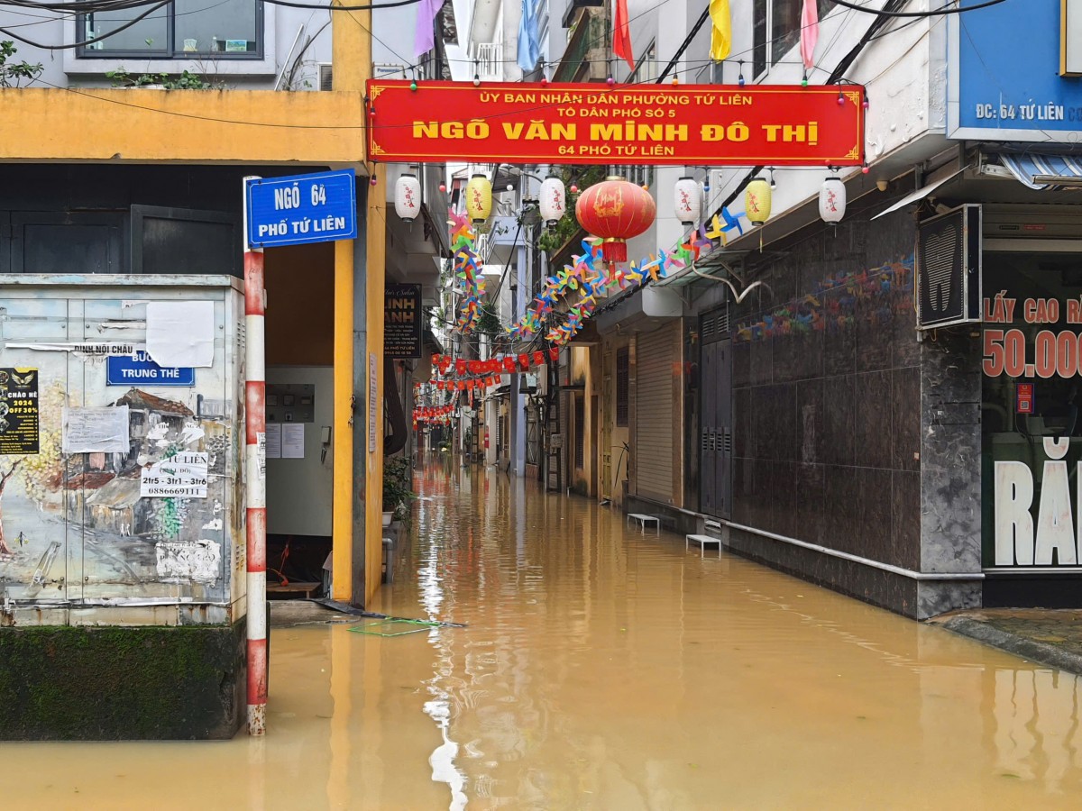 Khu vực ngoài đê Tứ Liên, Tây Hồ: Nước vẫn ngập, hầu hết các hộ dân phải di dời