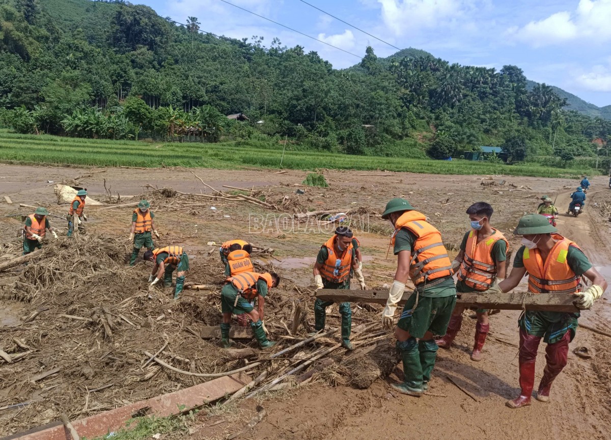 Từ Yên Bái, Thủ tướng đến Lào Cai thị sát hiện trường vụ sạt lở tại thôn Làng Nủ