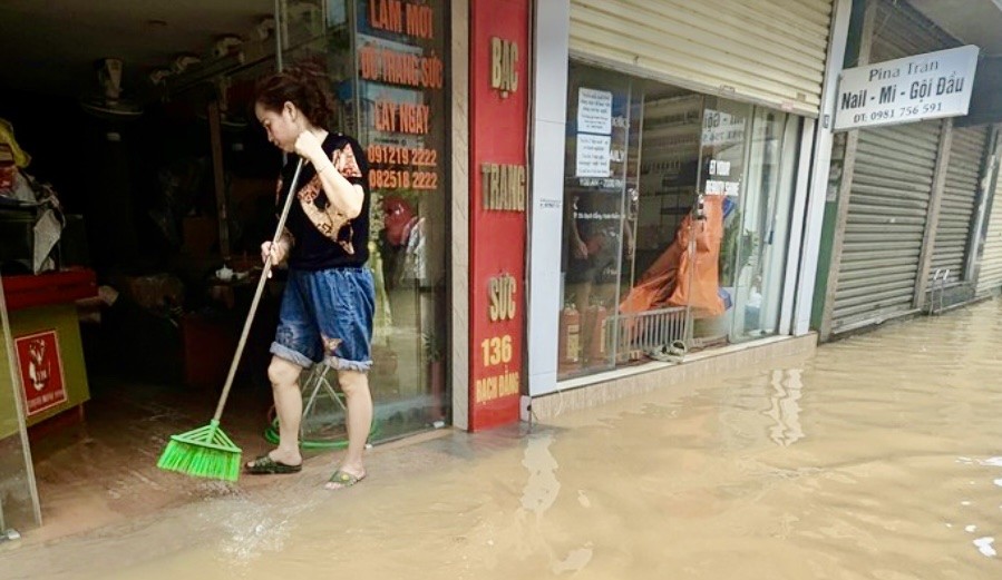 Người dân Hà Nội vội vã trở về dọn dẹp, khắc phục sau mưa, lũ