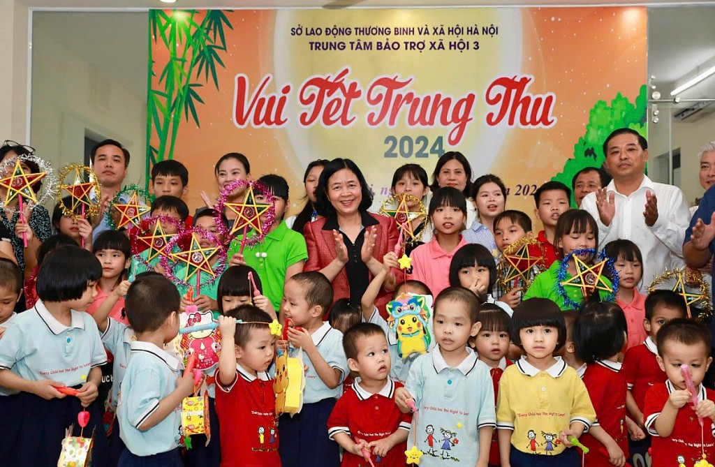 Bí thư Thành ủy Hà Nội thăm, tặng quà Trung thu cho trẻ em tại Trung tâm Bảo trợ xã hội 3