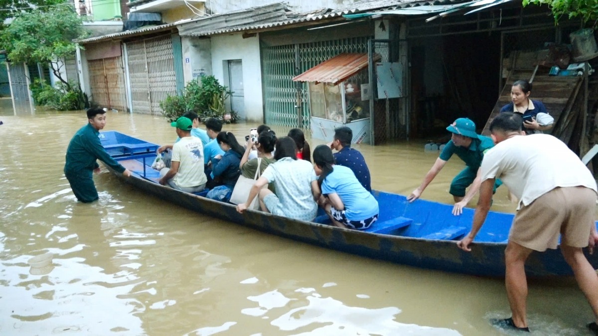 Huyện Mỹ Đức hỗ trợ thuyền cho vùng lũ huyện Gia Lâm