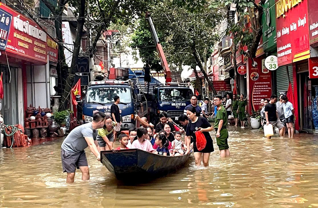 Huyện Mỹ Đức hỗ trợ thuyền cho vùng lũ huyện Gia Lâm