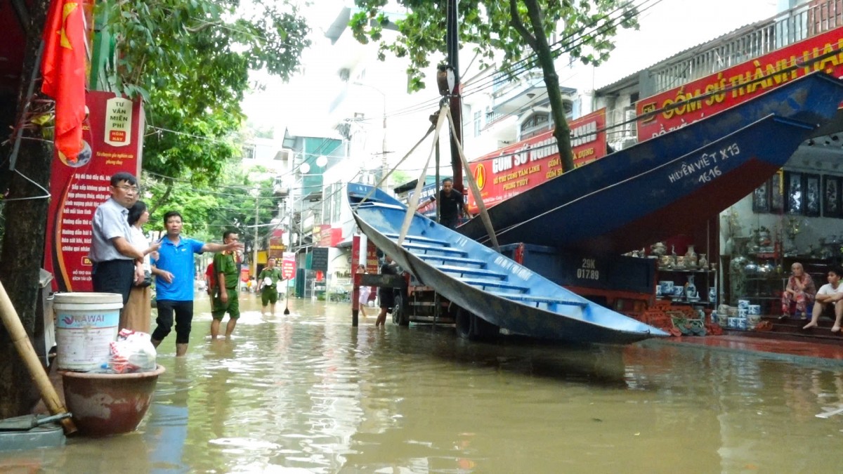 Huyện Mỹ Đức hỗ trợ thuyền cho vùng lũ huyện Gia Lâm