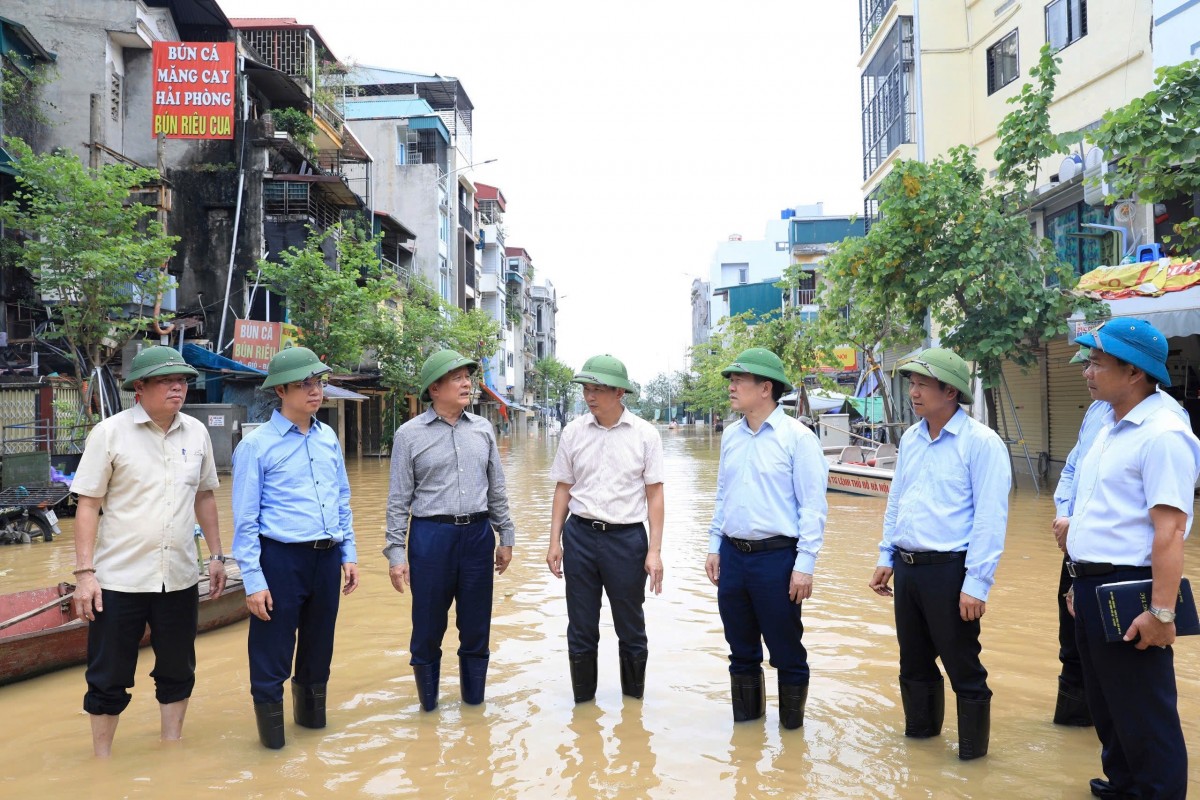 Chủ tịch HĐND Thành phố Nguyễn Ngọc Tuấn kiểm tra công tác chống lũ tại quận Hoàn Kiếm