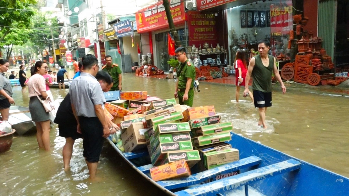 Huyện Mỹ Đức hỗ trợ thuyền cho vùng lũ huyện Gia Lâm