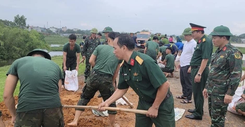 Cán bộ, học viên Trường Sĩ quan Lục quân 1 chung tay gia cố đê tại Sơn Tây