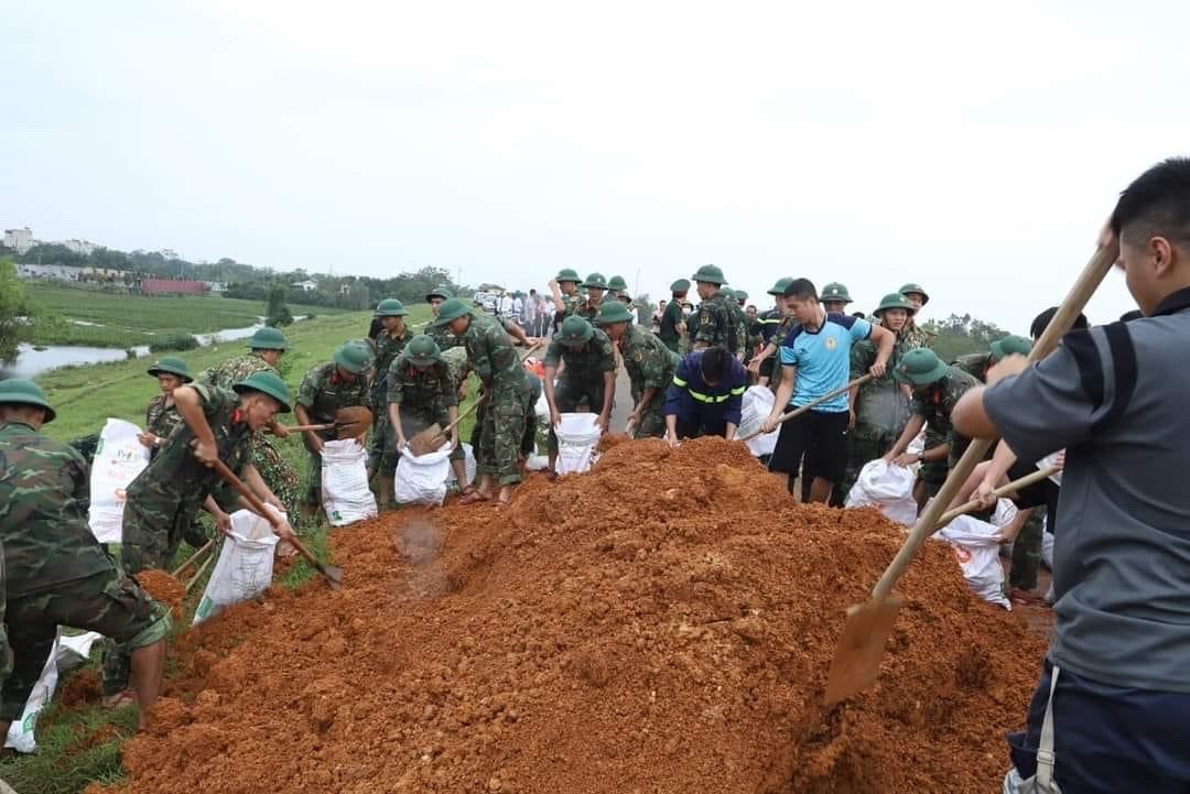 Cán bộ, học viên Trường Sĩ quan Lục quân 1 chung tay gia cố đê tại Sơn Tây