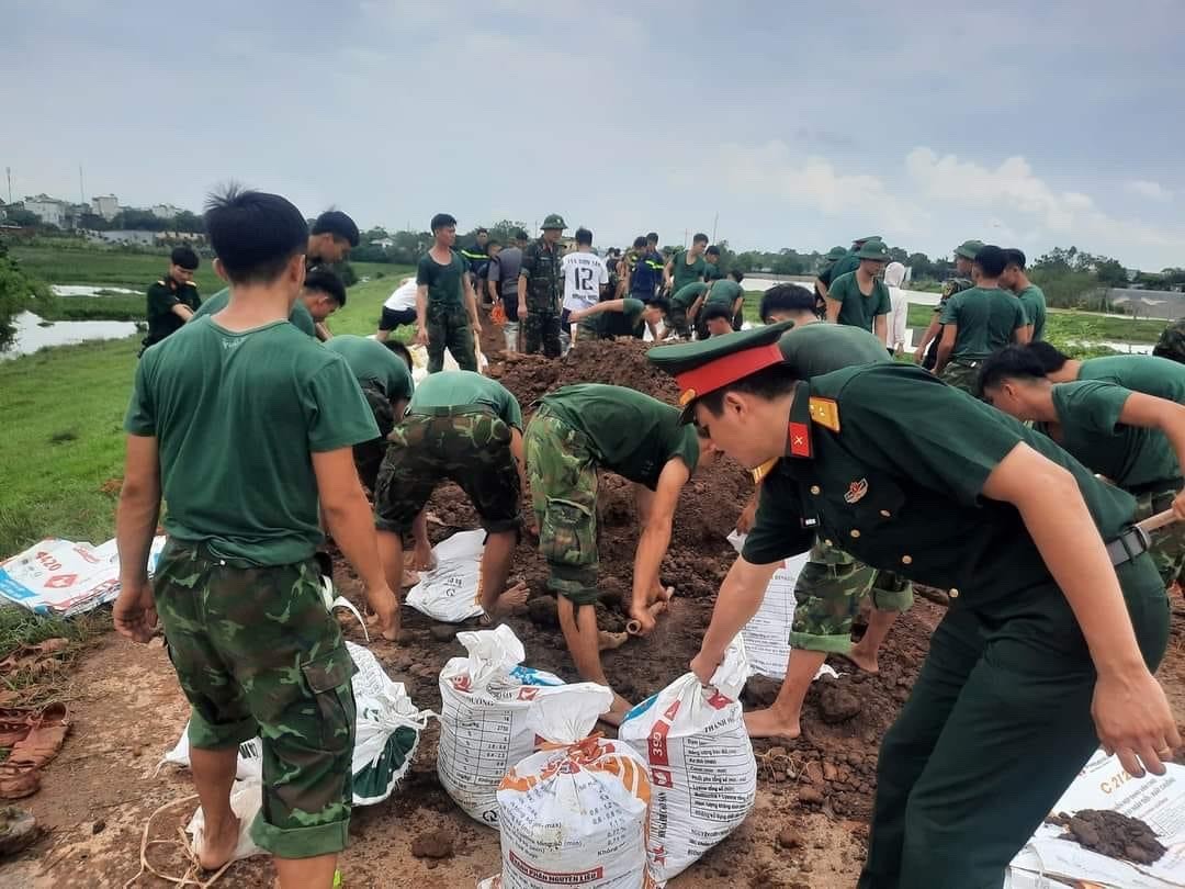 Cán bộ, học viên Trường Sĩ quan Lục quân 1 chung tay gia cố đê tại Sơn Tây