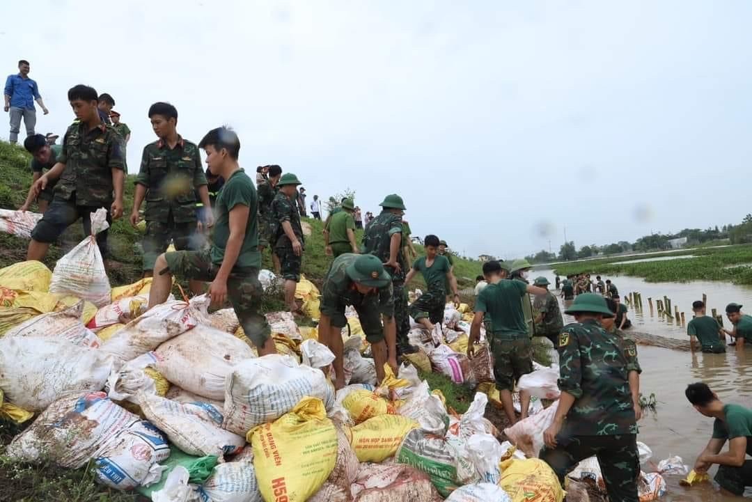 Cán bộ, học viên Trường Sĩ quan Lục quân 1 chung tay gia cố đê tại Sơn Tây