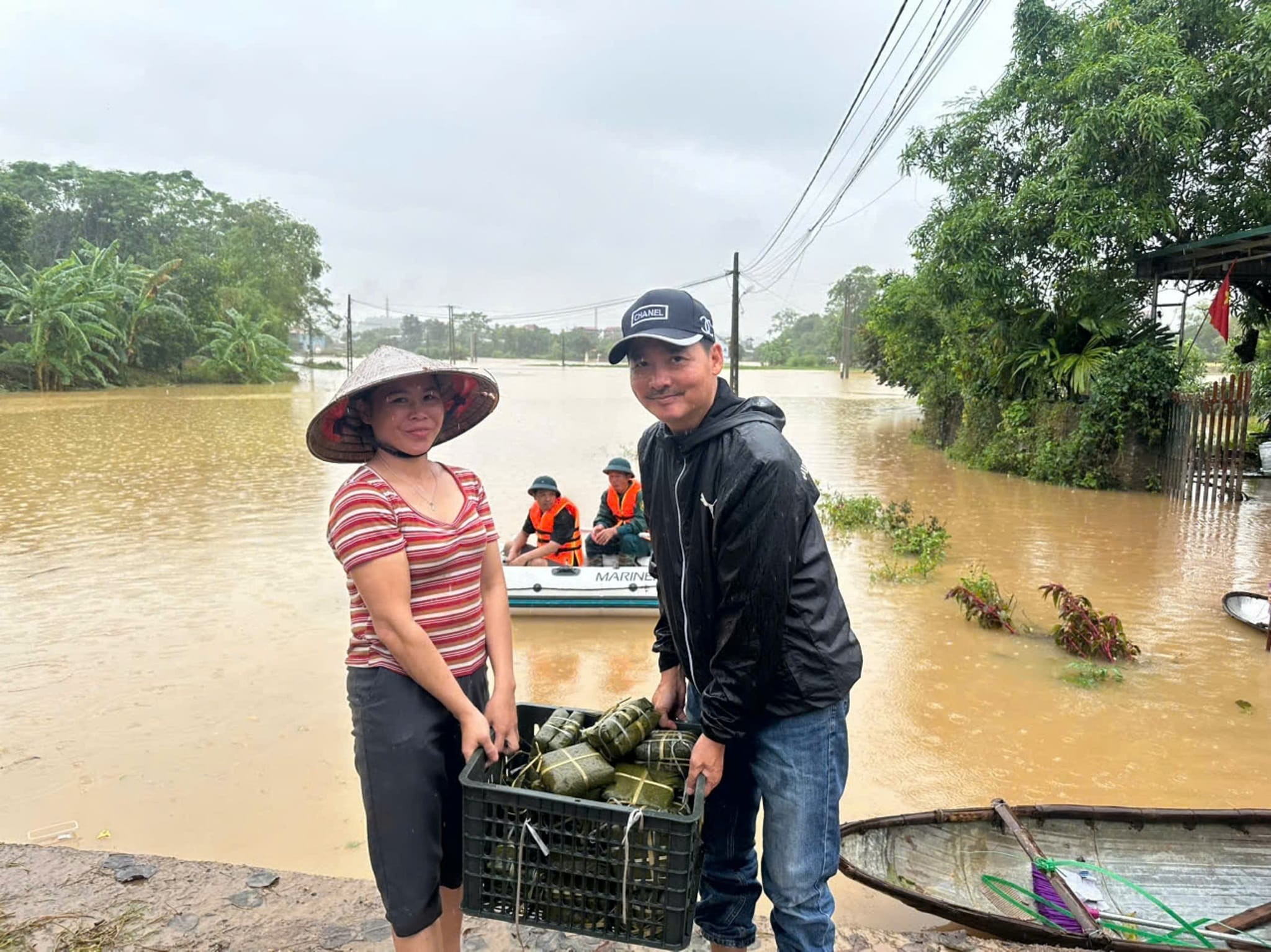 Ấm tình những chiếc bánh chưng trong mùa lũ