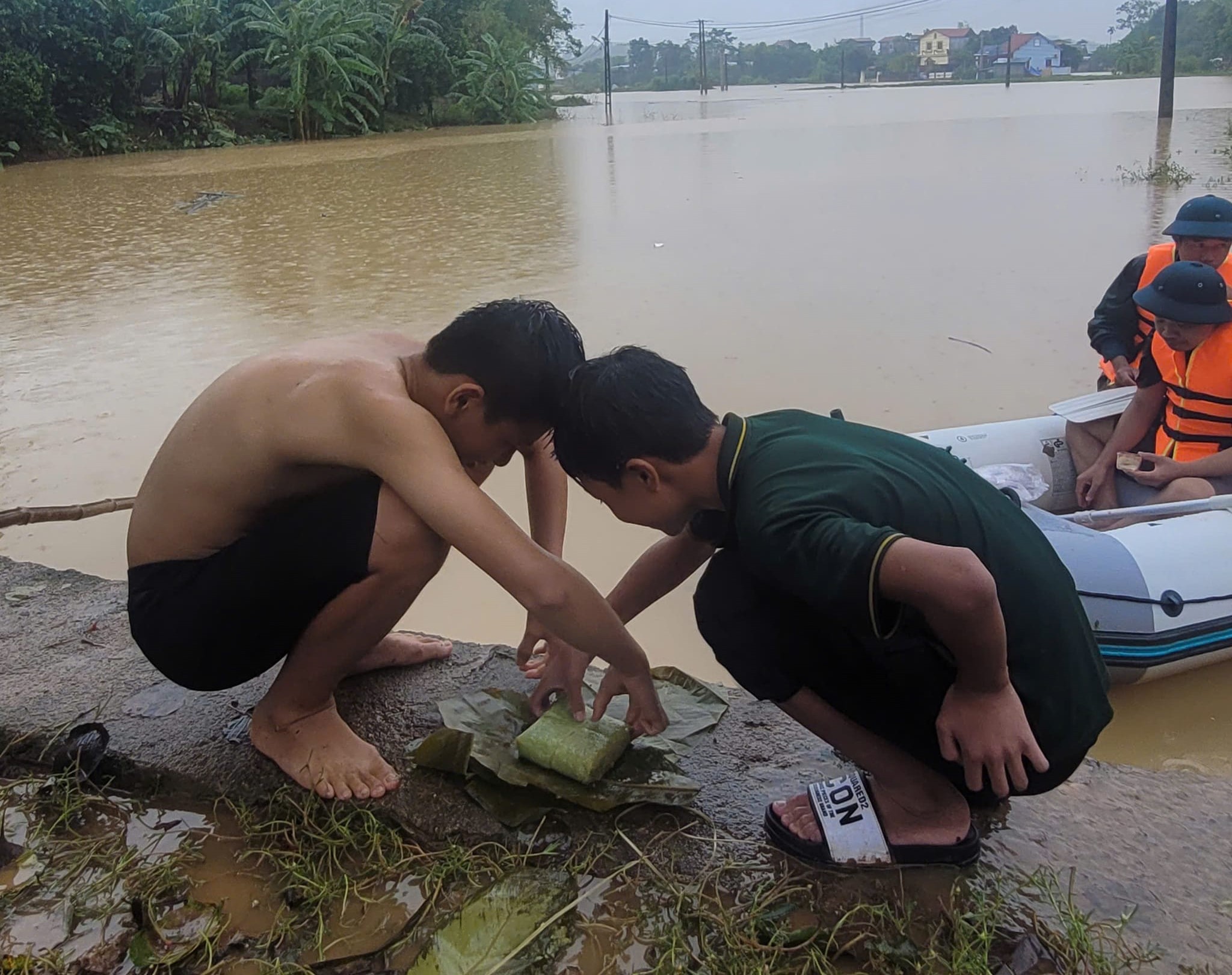 Ấm tình những chiếc bánh chưng trong mùa lũ