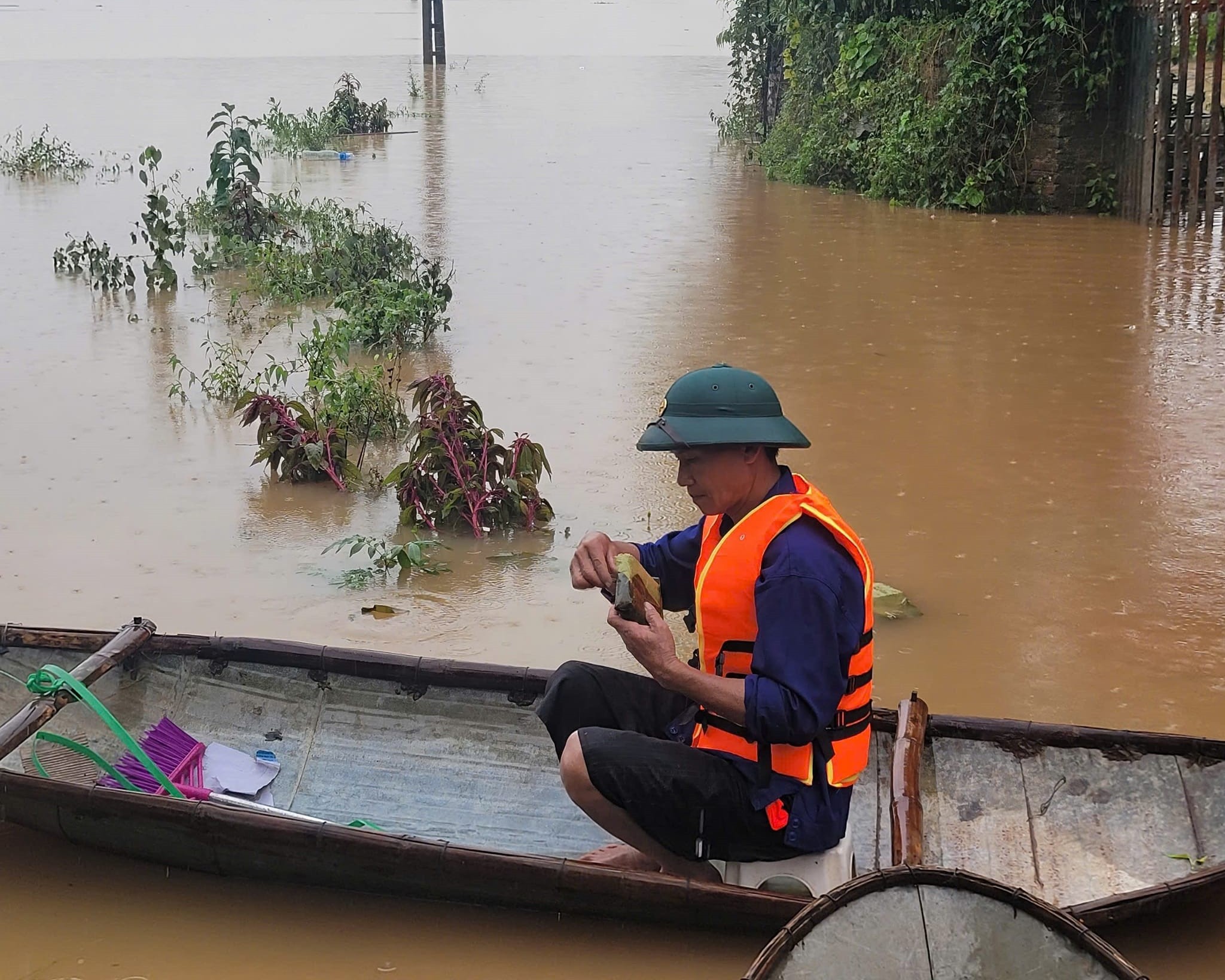 Ấm tình những chiếc bánh chưng trong mùa lũ