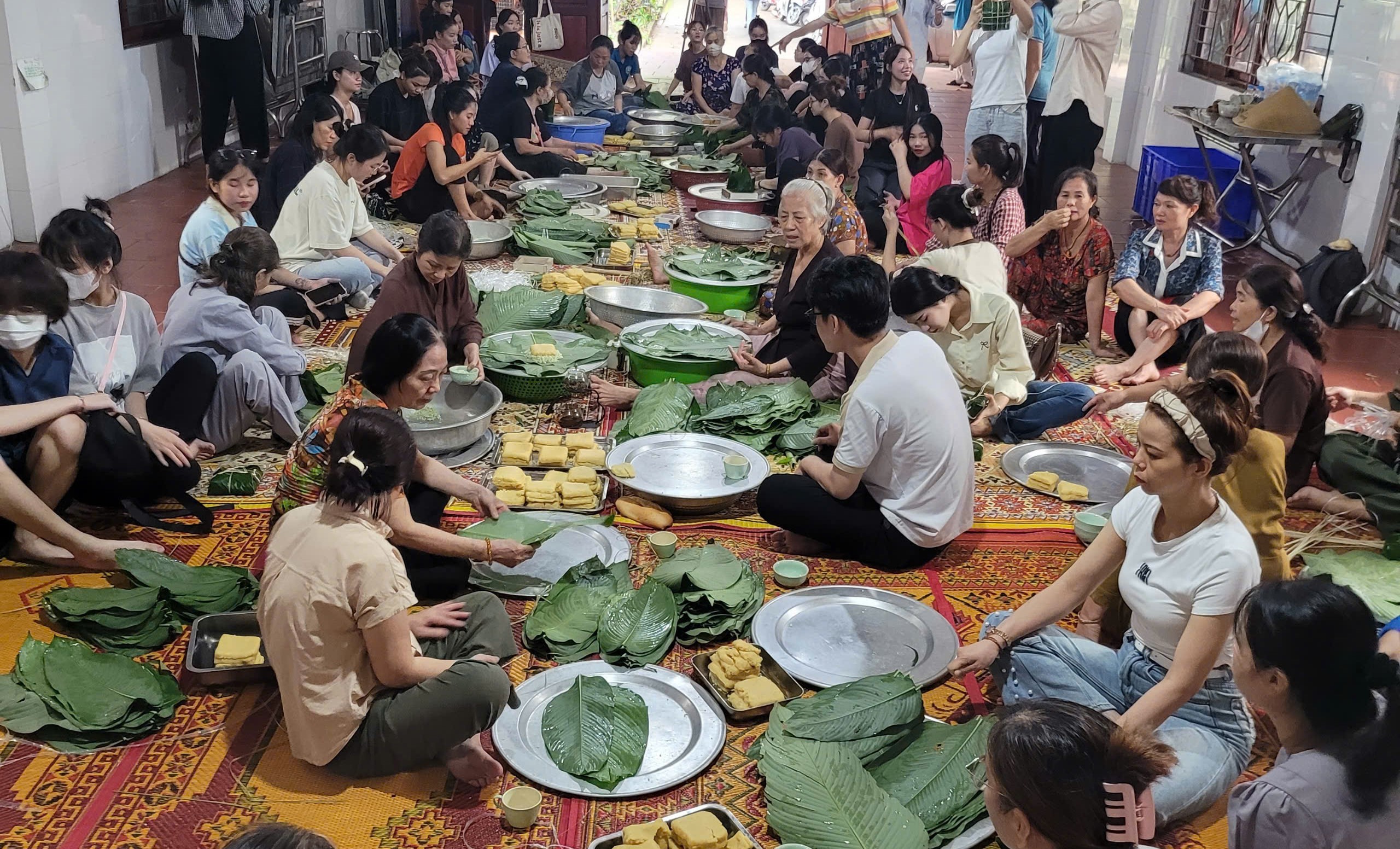 Ấm tình những chiếc bánh chưng trong mùa lũ