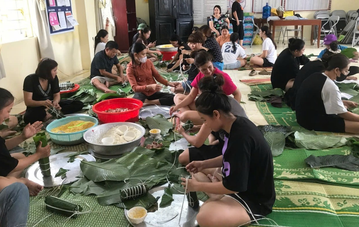 Ấm tình những chiếc bánh chưng trong mùa lũ