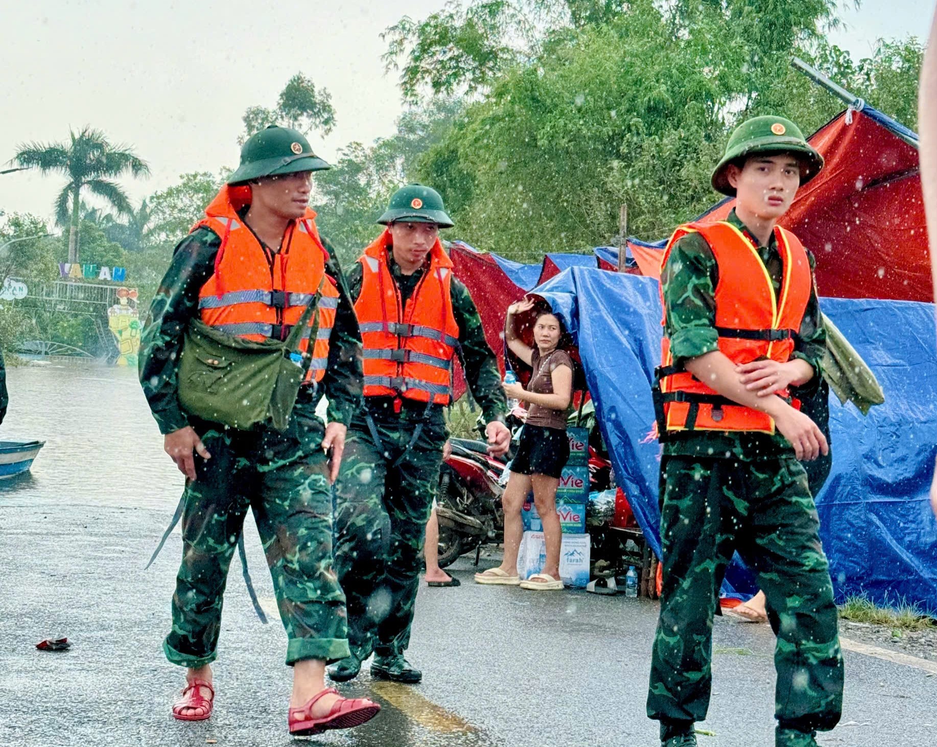 Thanh Trì nỗ lực giúp dân vùng lũ vượt khó