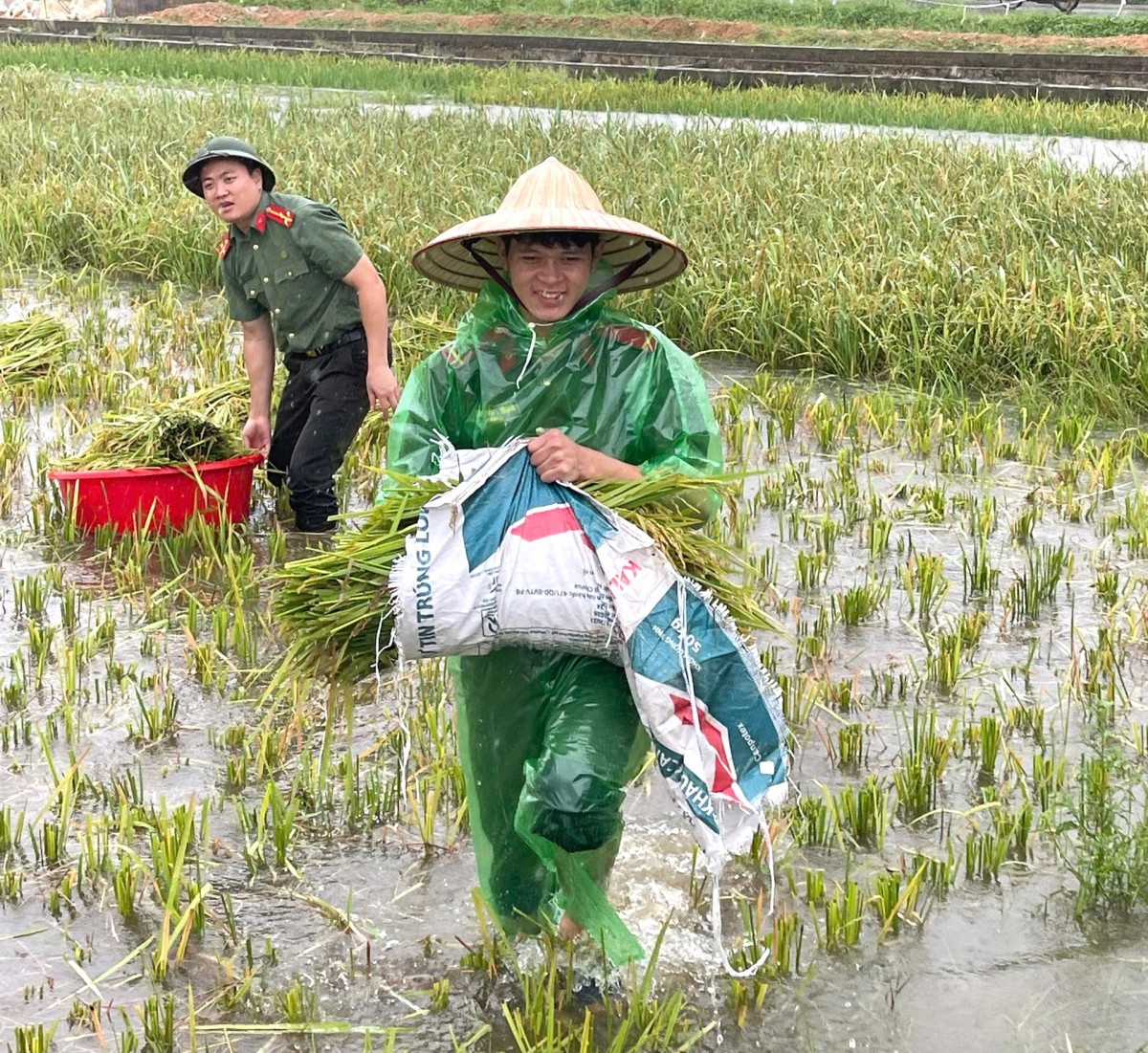 Hình ảnh đẹp về chiến sĩ công an, quân đội giúp người dân Sơn Tây khắc phục bão