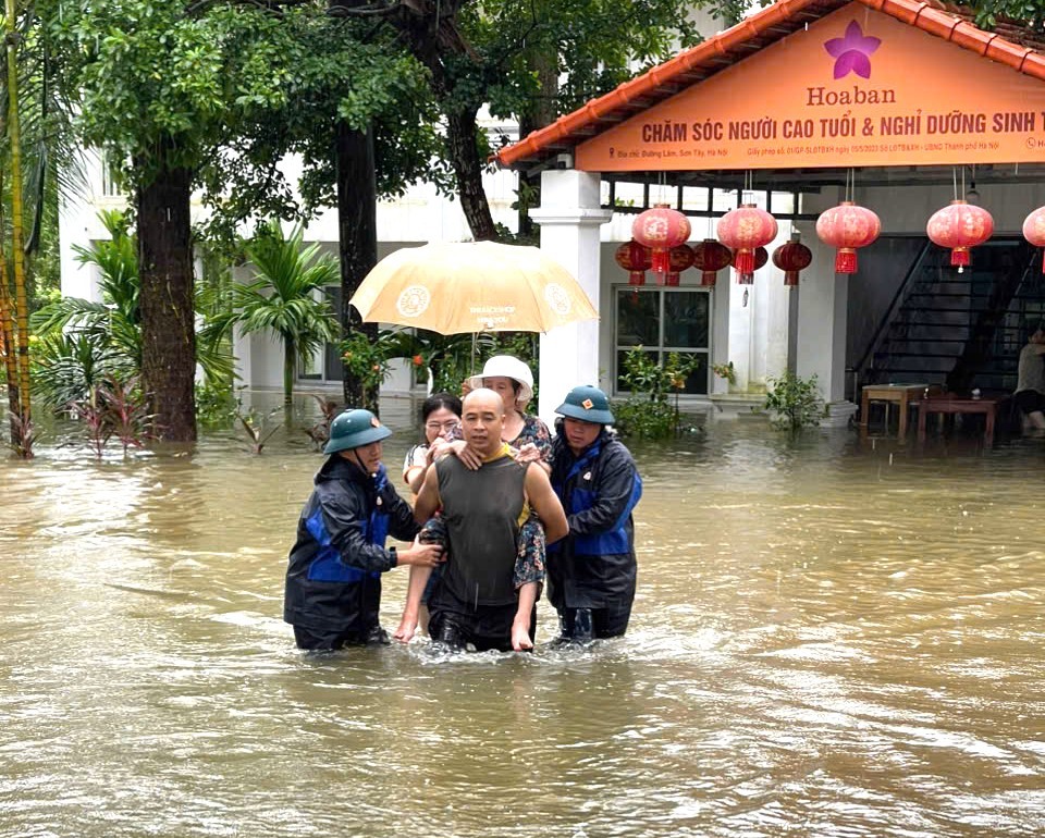 Hình ảnh đẹp về chiến sĩ công an, quân đội giúp người dân Sơn Tây khắc phục bão