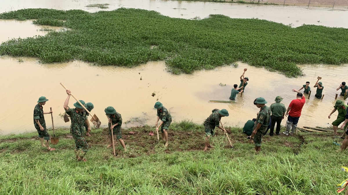 Hình ảnh đẹp về chiến sĩ công an, quân đội giúp người dân Sơn Tây khắc phục bão