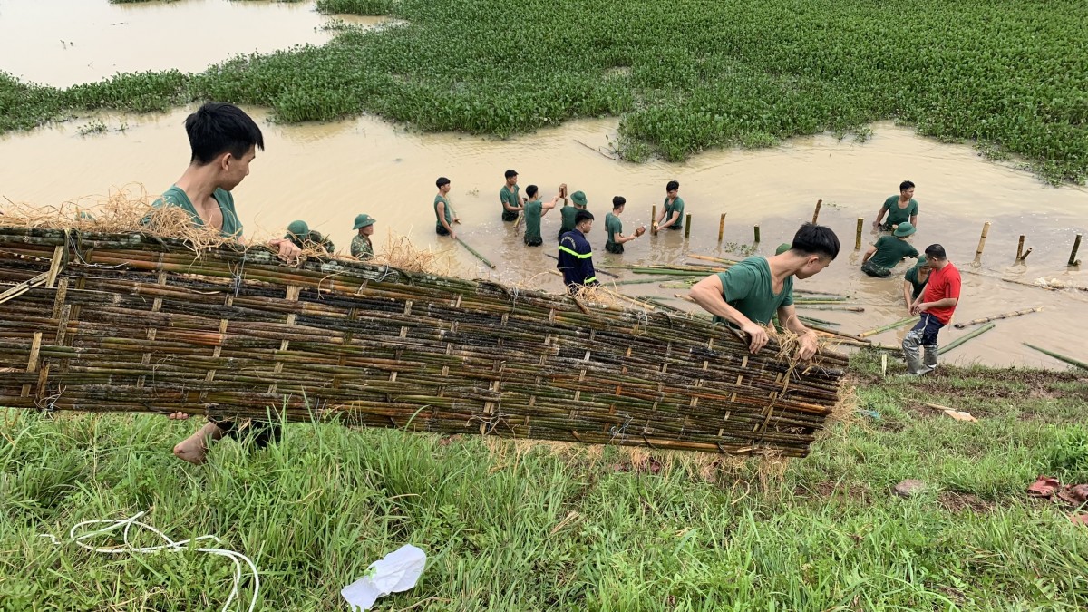 Hình ảnh đẹp về chiến sĩ công an, quân đội giúp người dân Sơn Tây khắc phục bão