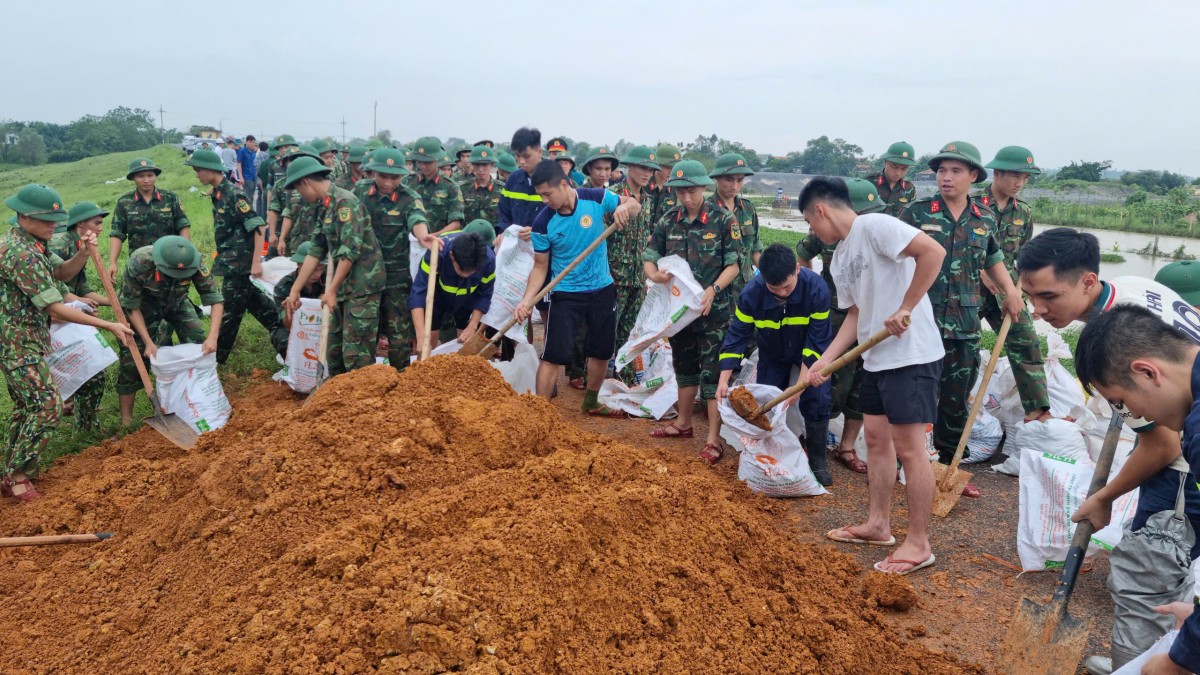 Hình ảnh đẹp về chiến sĩ công an, quân đội giúp người dân Sơn Tây khắc phục bão