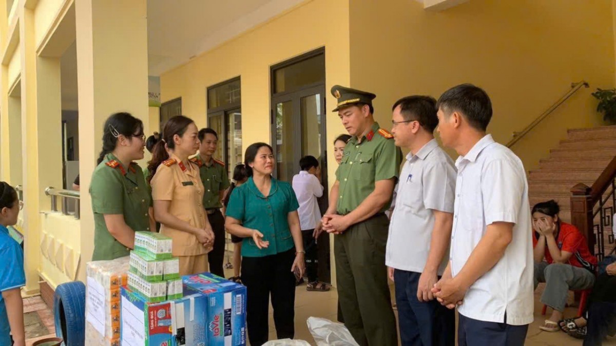 Thường Tín: Lực lượng Công an cùng các đoàn thể hỗ trợ bà con sau bão số 3