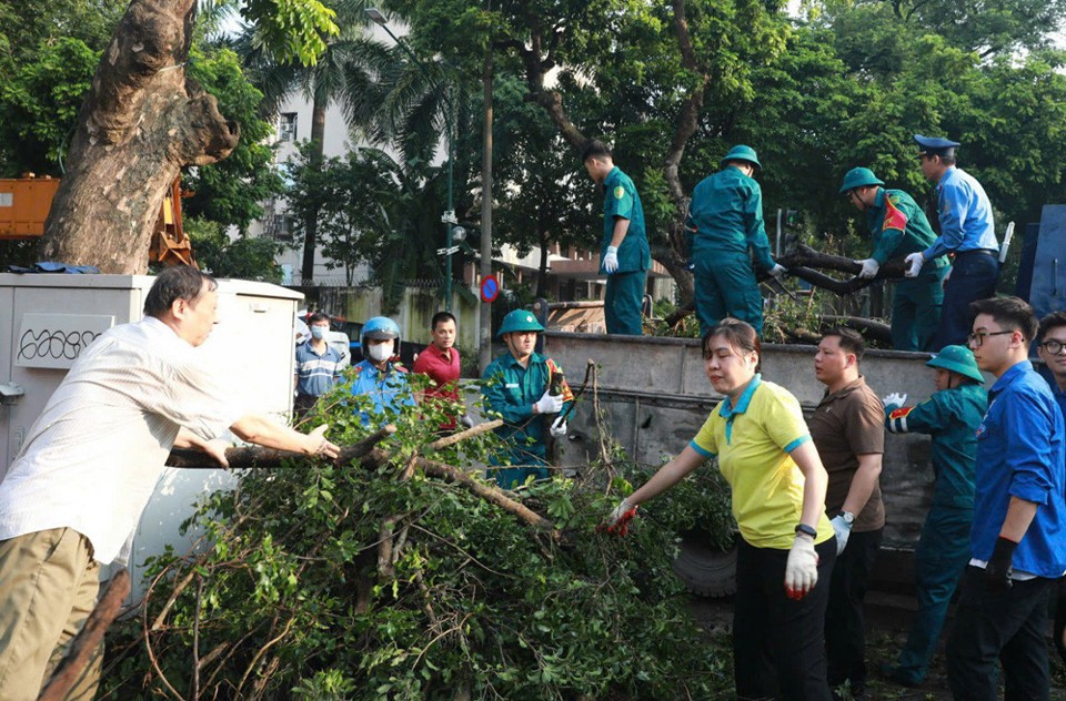 Hà Nội ra quân tổng vệ sinh môi trường khắc phục hậu quả cơn bão số 3