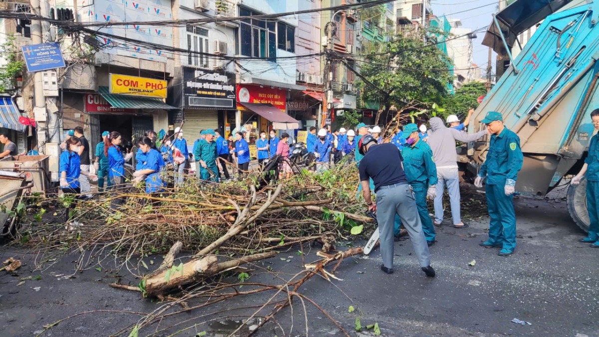 Nhiều địa phương ra quân vệ sinh môi trường, khắc phục hậu quả cơn bão số 3