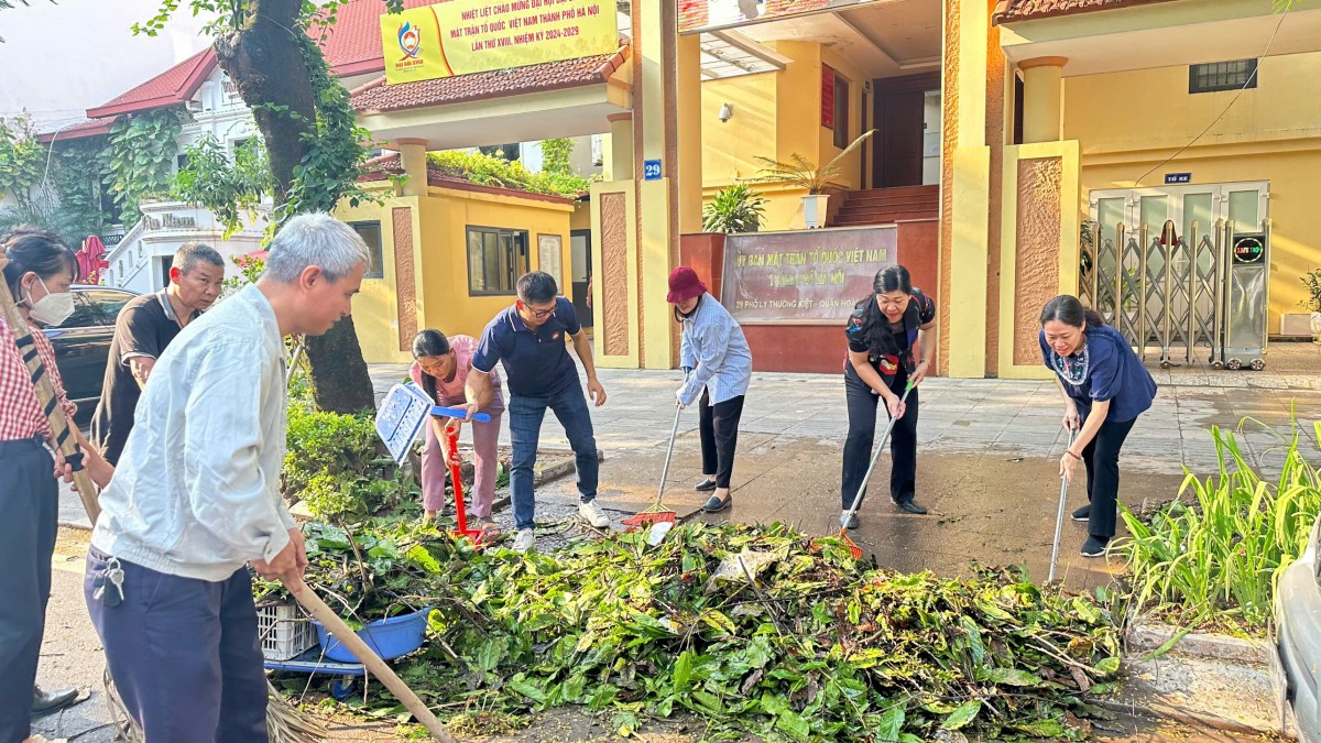 Hà Nội ra quân tổng vệ sinh môi trường khắc phục hậu quả cơn bão số 3