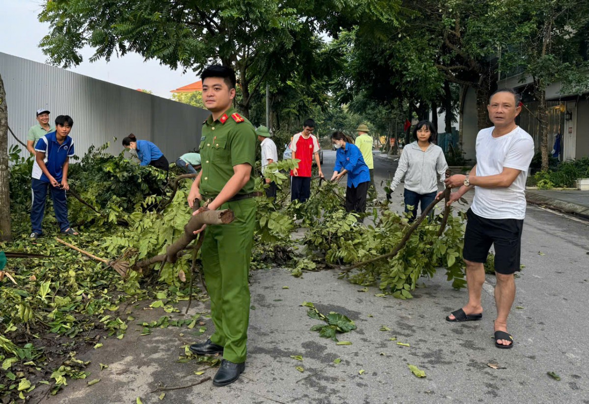 Hà Nội ra quân tổng vệ sinh môi trường khắc phục hậu quả cơn bão số 3