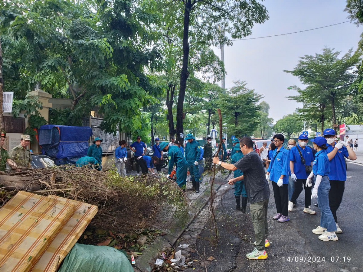 Nhiều địa phương ra quân vệ sinh môi trường, khắc phục hậu quả cơn bão số 3