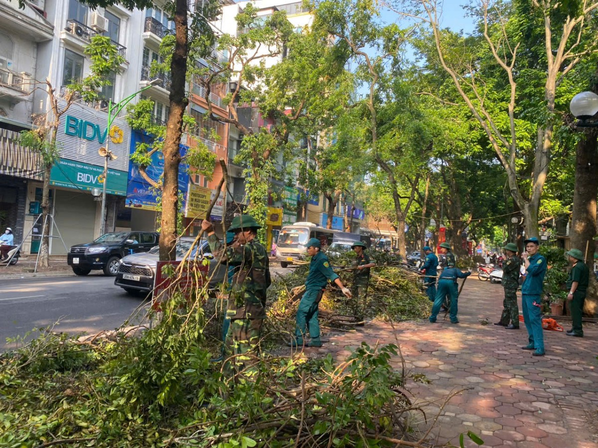 Nhiều địa phương ra quân vệ sinh môi trường, khắc phục hậu quả cơn bão số 3