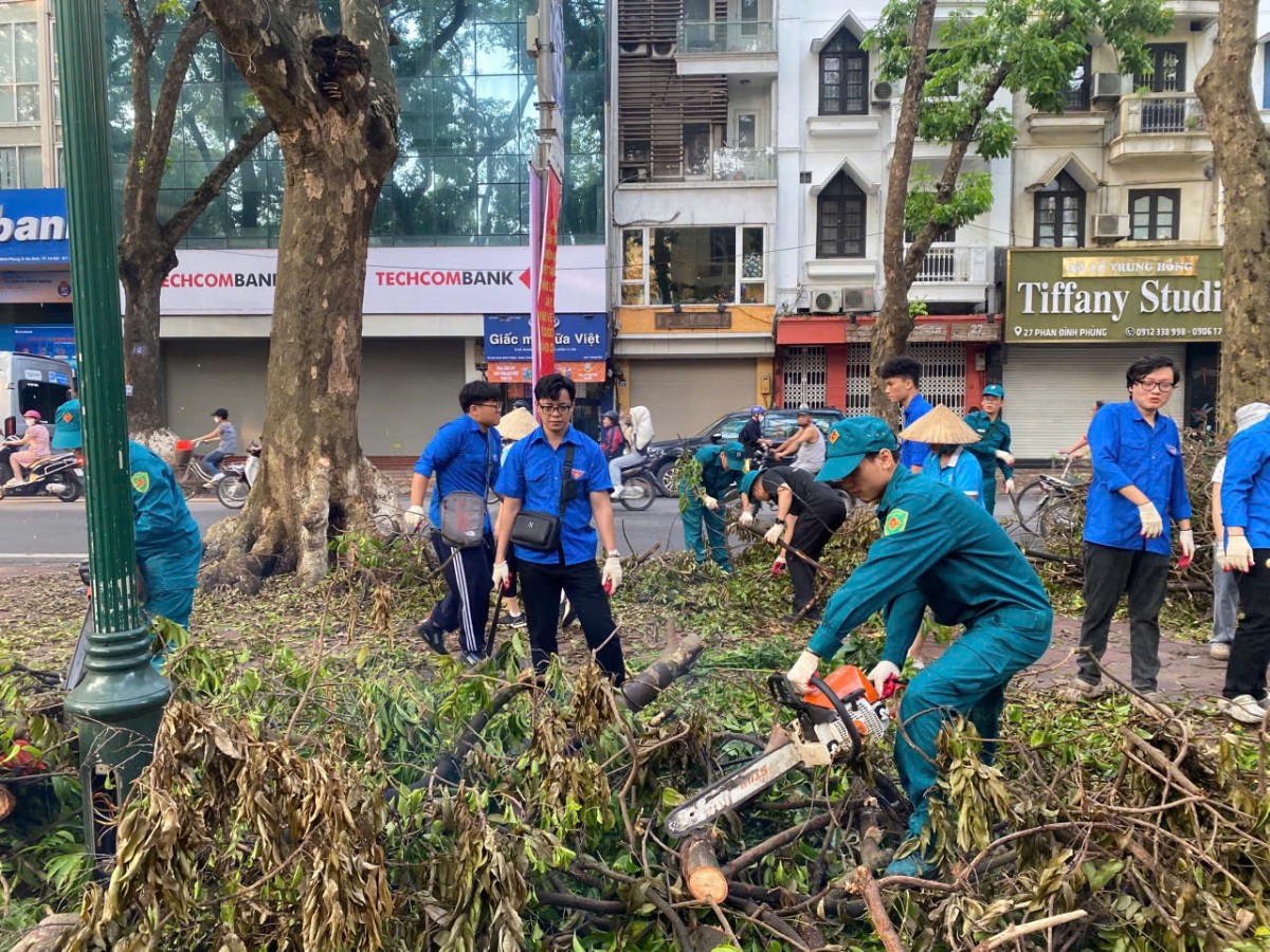 Nhiều địa phương ra quân vệ sinh môi trường, khắc phục hậu quả cơn bão số 3