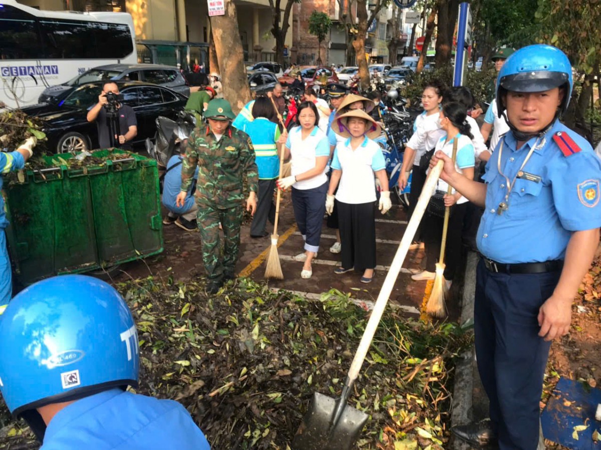 Nhiều địa phương ra quân vệ sinh môi trường, khắc phục hậu quả cơn bão số 3