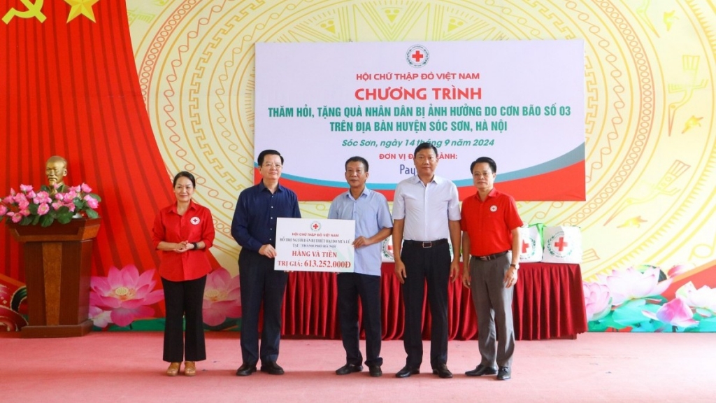 Hội Chữ thập đỏ Việt Nam tặng quà nhân dân huyện Sóc Sơn bị ảnh hưởng do cơn bão số 3