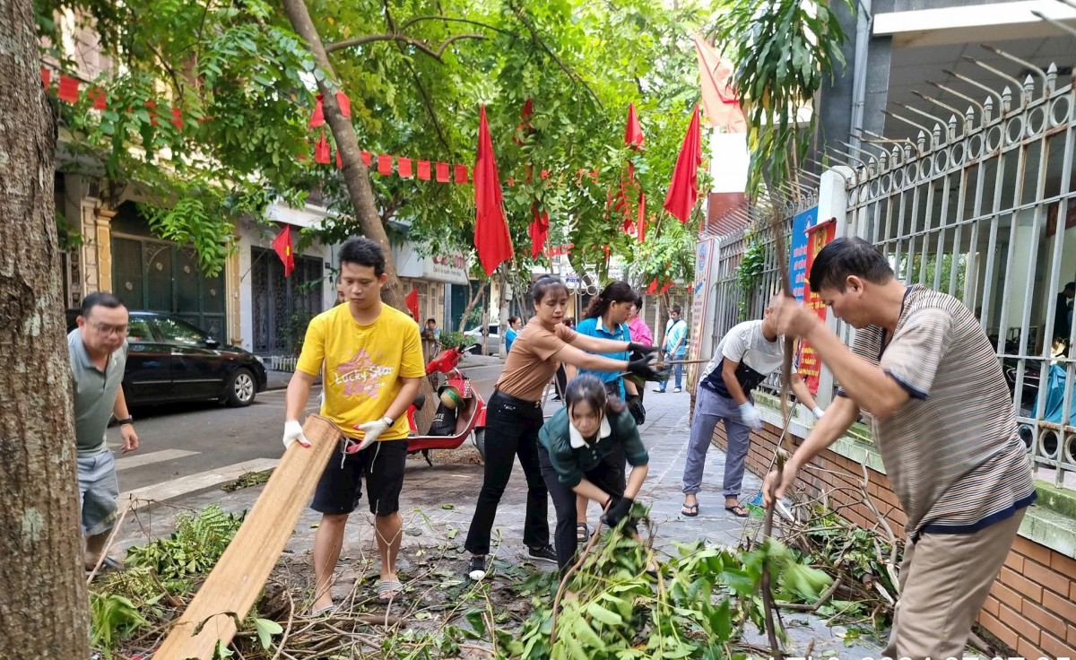 Cán bộ, nhân dân quận Hai Bà Trưng “tổng lực” vệ sinh môi trường sau bão số 3