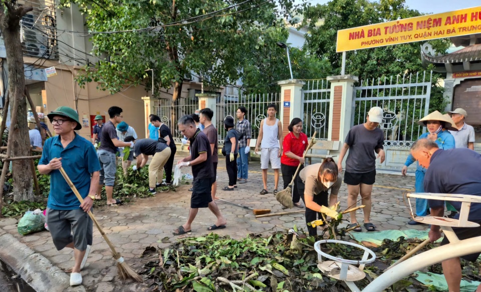 Người d&acirc;n phường Vĩnh Tuy tham gia tổng vệ sinh m&ocirc;i trường sau b&atilde;o số 3 tr&ecirc;n tuyến phố Dương Văn B&eacute;