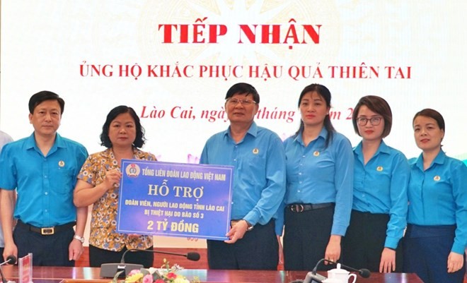 Lãnh đạo Tổng LĐLĐ Việt Nam trao hỗ trợ gần 5 tỷ đồng tới đoàn viên 4 tỉnh bị thiệt hại do bão lũ