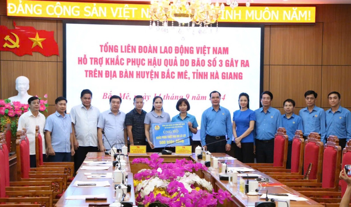 Lãnh đạo Tổng LĐLĐ Việt Nam trao hỗ trợ gần 5 tỷ đồng tới đoàn viên 4 tỉnh bị thiệt hại do bão lũ