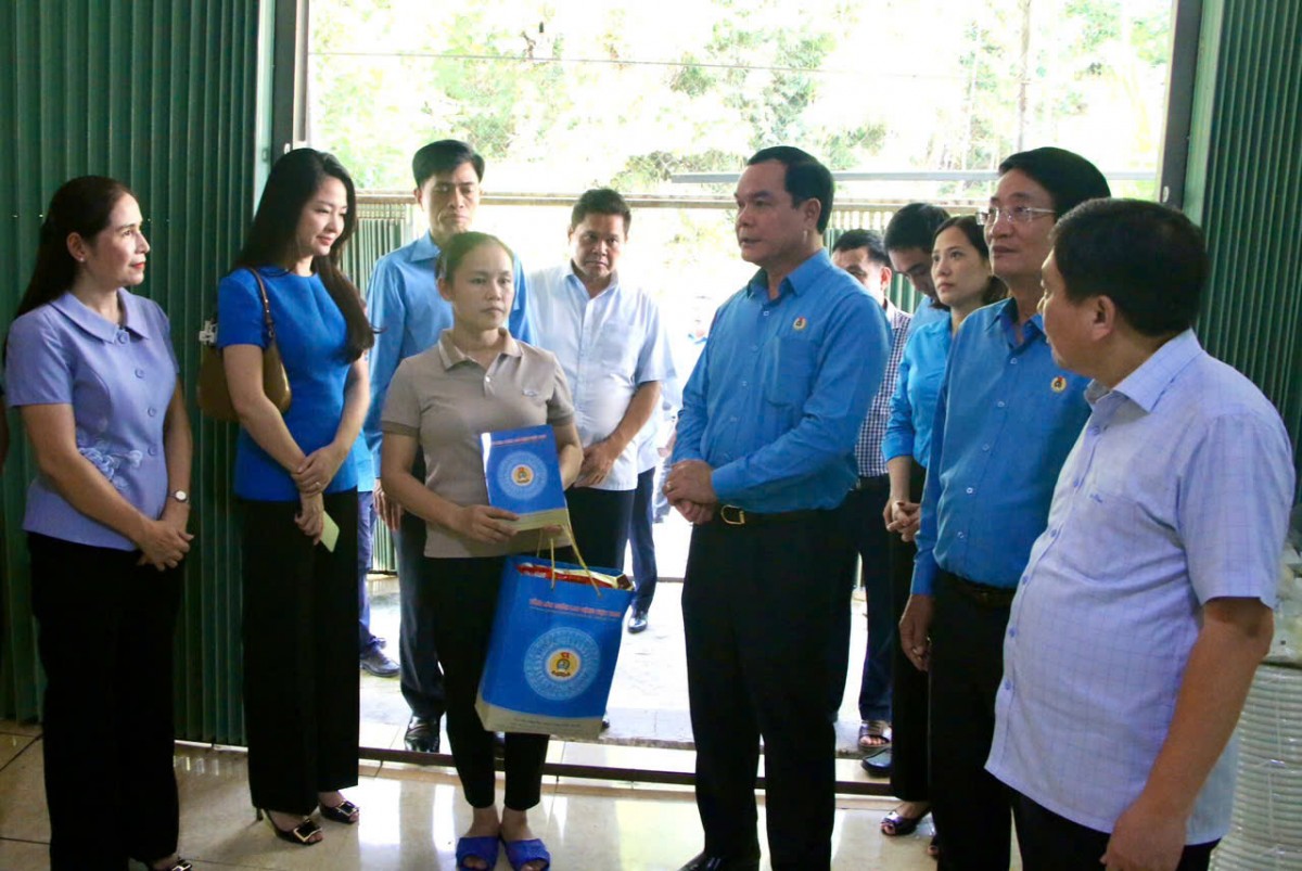 Lãnh đạo Tổng LĐLĐ Việt Nam trao hỗ trợ gần 5 tỷ đồng tới đoàn viên 4 tỉnh bị thiệt hại do bão lũ