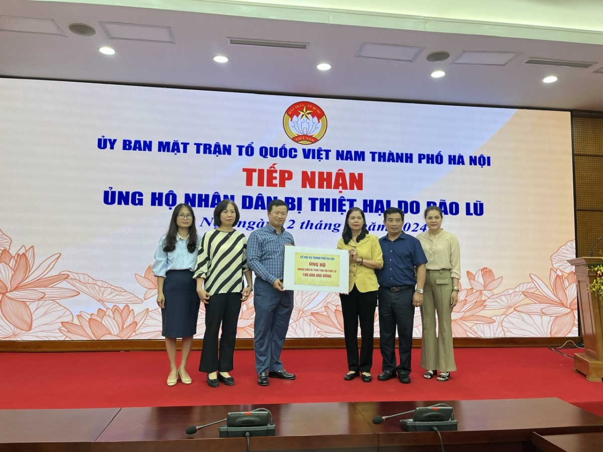 Công đoàn Sở Nội vụ Hà Nội ủng hộ đồng bào bị thiệt hại do bão lũ