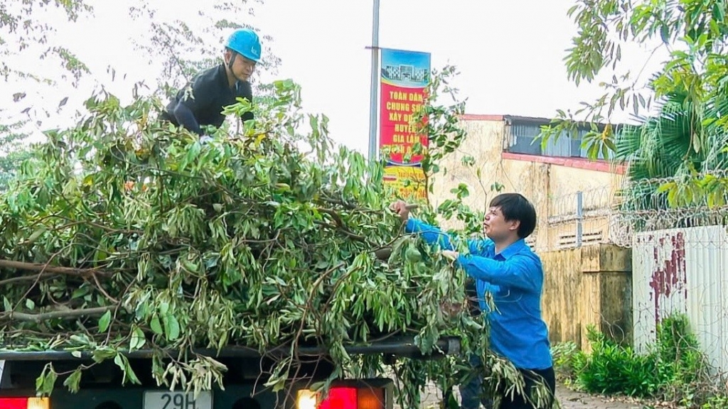 Đoàn viên Công đoàn huyện Gia Lâm chung tay khắc phục hậu quả bão lũ