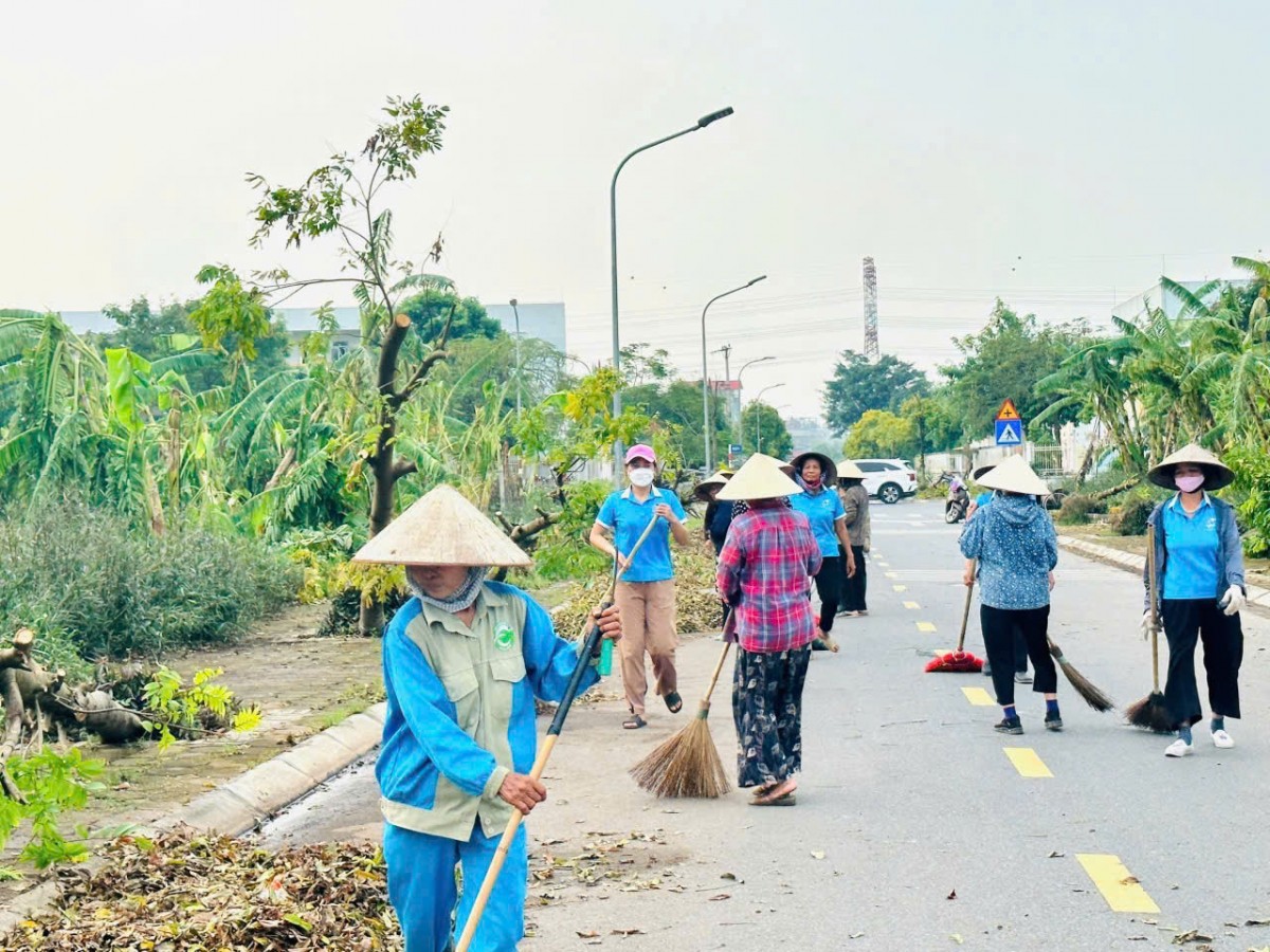 Đoàn viên Công đoàn huyện Gia Lâm chung tay khắc phục hậu quả bão lũ