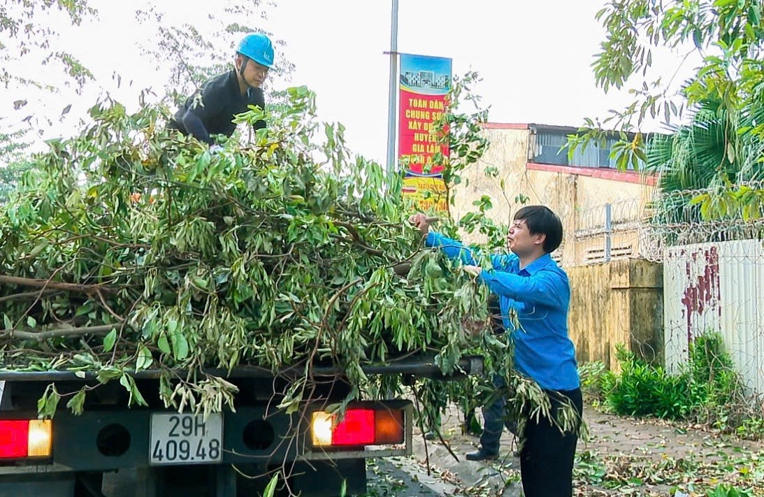 Đoàn viên Công đoàn huyện Gia Lâm chung tay khắc phục hậu quả bão lũ