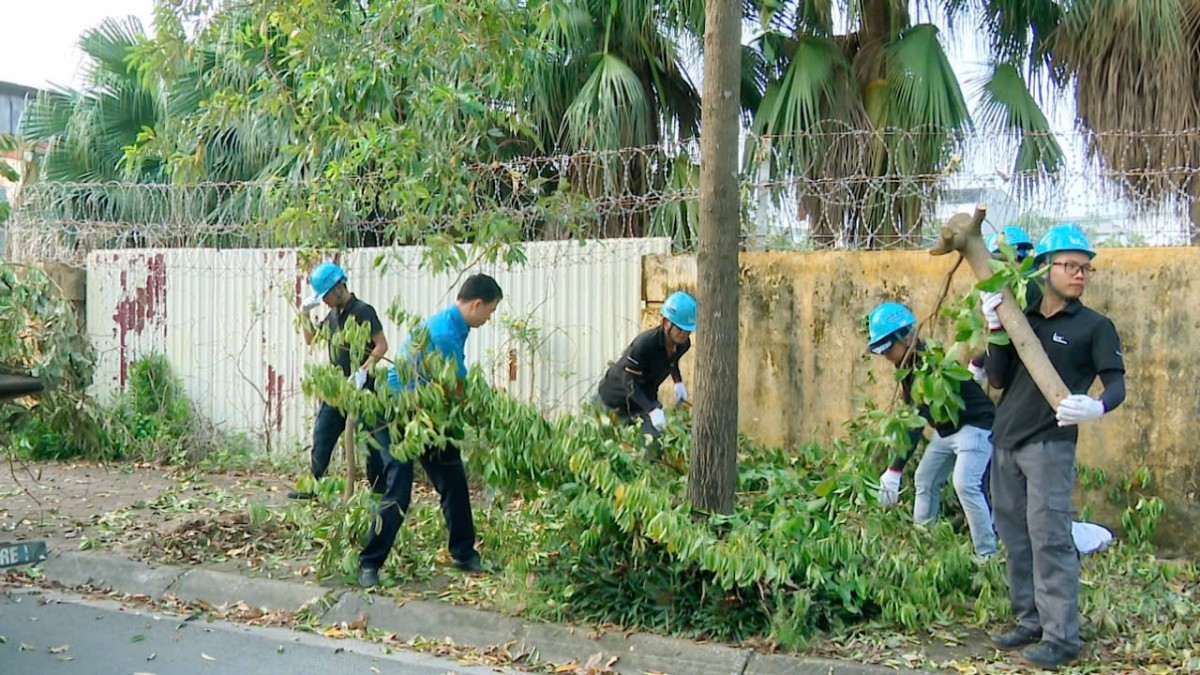 Đoàn viên Công đoàn huyện Gia Lâm chung tay khắc phục hậu quả bão lũ