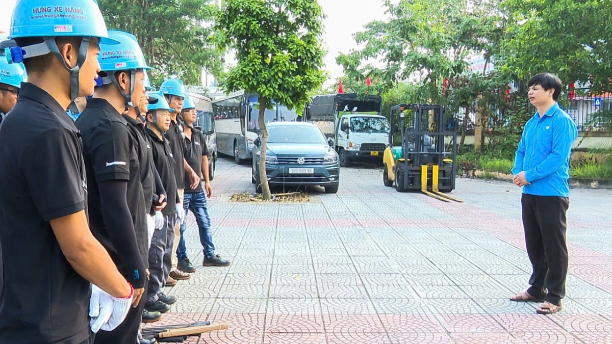 Đoàn viên Công đoàn huyện Gia Lâm chung tay khắc phục hậu quả bão lũ