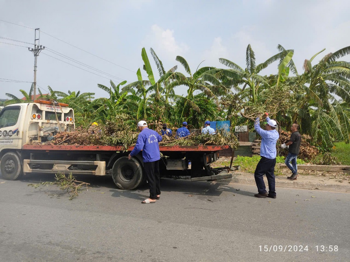 Đoàn viên Công đoàn huyện Gia Lâm chung tay khắc phục hậu quả bão lũ