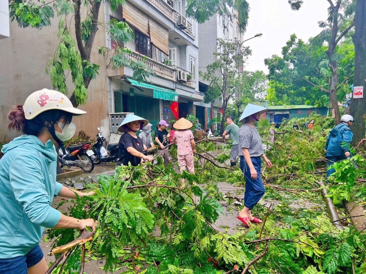 Hà Đông: Đoàn viên, người lao động ra quân dọn dẹp, khắc phục hậu quả bão số 3