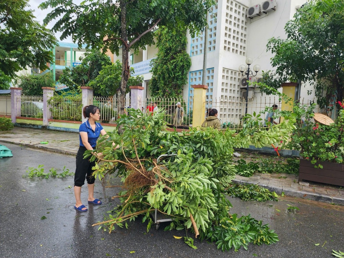 Hà Đông: Đoàn viên, người lao động ra quân dọn dẹp, khắc phục hậu quả bão số 3