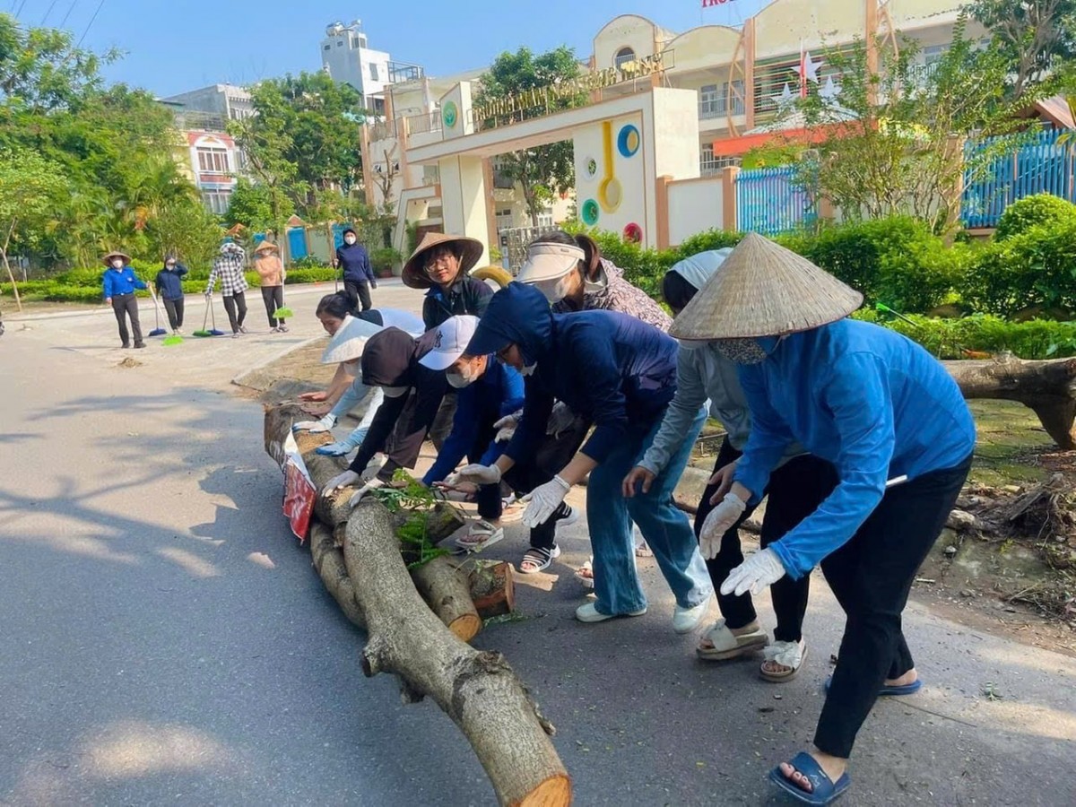 Hà Đông: Đoàn viên, người lao động ra quân dọn dẹp, khắc phục hậu quả bão số 3