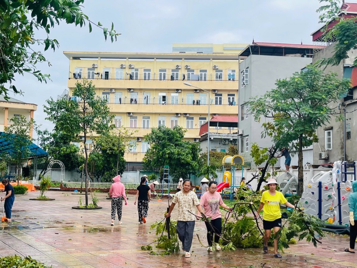 Hà Đông: Đoàn viên, người lao động ra quân dọn dẹp, khắc phục hậu quả bão số 3